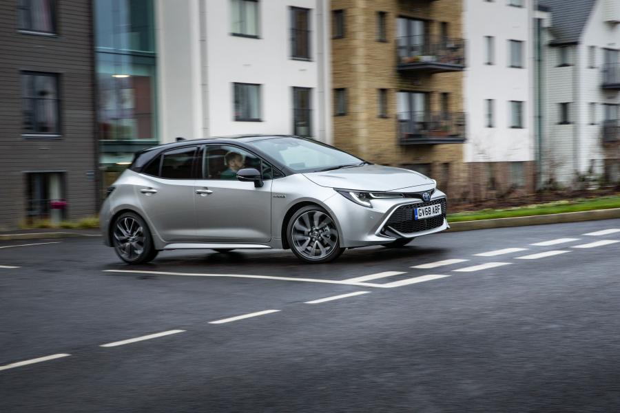  Toyota Corolla Hybrid 2019 года  (UK) (фото 16 из 40)